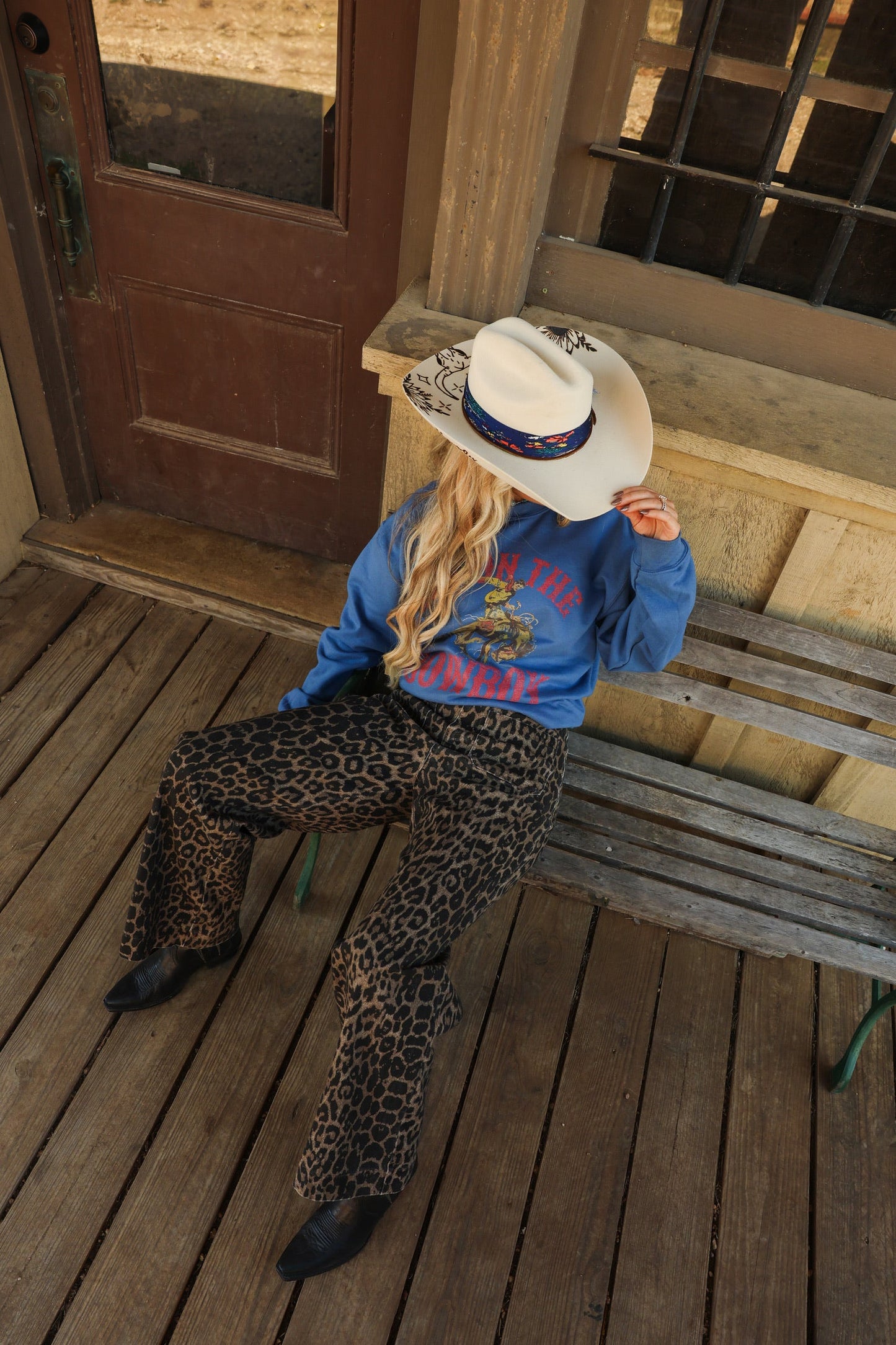 BET ON THE COWBOY TEE | CREWNECK
